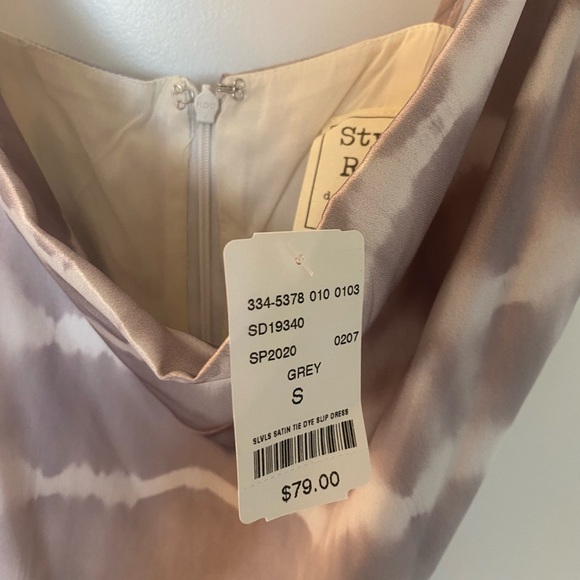 Absolutely Gorgeous Satin Mendocino Dress- NWT! Size small - Picture 3 of 4